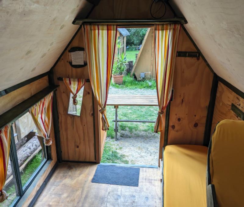 Geräumige, hell beleuchtete Dino Hütte