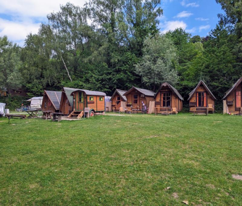 Unsere Hütten darunter die Dino