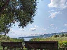 Große Sitzbänke laden zum Verweilen ein