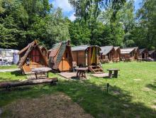 direkt neben unseren Hexenhäuschen